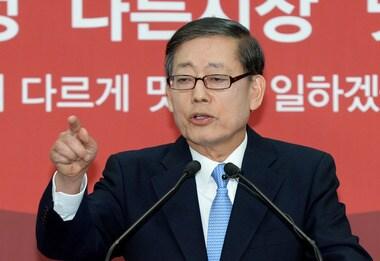 본문 이미지 - 김황식 전 국무총리가 지난 16일 서울 여의도 새누리당사에서 출마 기자회견을 하고 있다. 2014.3.16/뉴스1 © News1 박철중 기자