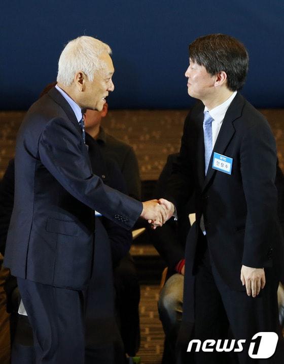 본문 이미지 - 새정치민주연합 창당준비위원장으로 선출된 김한길, 안철수 창당준비위원장이 16일 오후 서울 세종문화회관에서 열린 새정치민주연합 창당발기인대회에서 악수를 하고 있다. 2014.3.16/뉴스1 © News1   송원영 기자