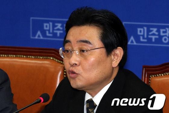 본문 이미지 - 전병헌 민주당 원내대표가 17일 오전 서울 여의도 국회에서 열린 최고위원회의에 참석해 발언하고 있다.2014.3.17/뉴스1 © News1   이광호 기자