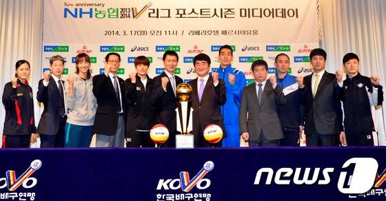 본문 이미지 - 17일 오전 서울 강남구 리베라호텔 베르사이유홀에서 열린 NH농협 2013-2014 V리그 포스트시즌 미디어데이에서 여자부 임명옥(사진왼쪽부터) KGC인삼공사 선수, 이성희 감독, 한송이 GS칼텍스 선수, 이선구 감독, 김희진 IBK기업은행 선수, 이정철 감독, 남자부 신치홍 삼성화재 감독, 고희진 선수, 김호철 현대캐피탈 감독, 최태웅 선수, 김종민 대한항공 감독, 강민웅 선수가 우승컵 앞에서 파이팅을 외치며 기념촬영을 하고 있다.2014.3.17/뉴스1 © News1   최영호 기자