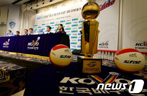 본문 이미지 - 17일 오전 서울 강남구 리베라호텔 베르사이유홀에서 열린 NH농협 2013-2014 V리그 포스트시즌 미디어데이에서 여자부 이정철(왼쪽부터) IBK 기업은행 감독, 김희진 선수, 이선구 GS칼텍스 감독, 한송이 선수, 이성희 KGC 인삼공사 감독, 임명옥 선수가 취재진의 질문에 답변하고 있다.2014.3.17/뉴스1 © News1   최영호 기자