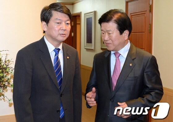 본문 이미지 - 안철수 새정치연합 중앙운영위원장이 17일 오후 서울 여의도의 한 식당에서 중진의원들과 오찬 모임 후 박병석 국회 부의장과 함께 자리를 나서고 있다. 2014.3.17/뉴스1 © News1   박세연 기자
