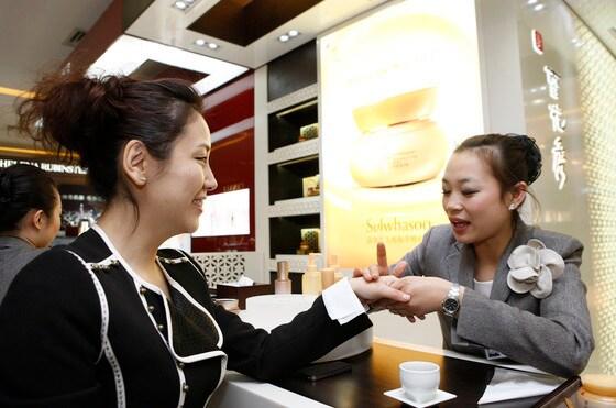 본문 이미지 - 설화수 베이징 팍슨백화점 매장.(사진제공=아모레퍼시픽)© News1  