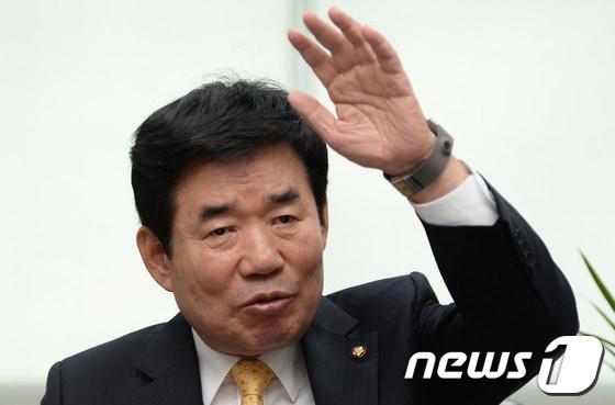 본문 이미지 - 오는 6.4 지방선거에서 경기도지사 출마를 선언한 김진표 민주당 의원이 17일 오후 서울 여의도 국회의원회관에서 뉴스1과 인터뷰를 하고 있다. 2014.3.17/뉴스1 © News1 박철중 기자