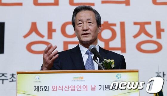 본문 이미지 - 6.4 지방선거 서울시장 출마를 선언한 정몽준 새누리당 의원이 18일 서울 잠실 롯데호텔에서 열린 제5회 외식산업인의 날 기념식에서 축사를 하고 있다. 2014.3.18/뉴스1 © News1   양동욱 기자