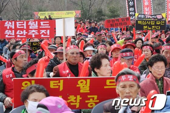 본문 이미지 - 3월18일 오후 2시 강원 정선 사북 뿌리관 광장에서 폐광지역 경제회생 및 워터월드 축소 철회를 위한 범주민 결의대회가 열렸다. 2014.3.18./뉴스1 © News1 하중천 