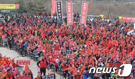 본문 이미지 - 18일 오후 강원 정선 사북 뿌리관 광장에서 폐광지역 경제회생 및 워터월드 축소 철회를 위한 범주민 결의대회가 열리고 있다. 2014.3.18./뉴스1 © News1 하중천 