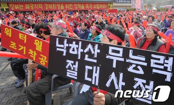 본문 이미지 - 3월18일 오후 강원 정선 사북 뿌리관 광장에서 폐광지역 경제회생 및 워터월드 축소 철회를 위한 범주민 결의대회가 열리고 있다. 2014.3.18./뉴스1 © News1   하중천 
