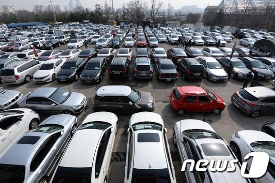 본문 이미지 - 서울 성동구 장안평 중고차 매매시장에서 중고차들이 새 주인을 기다리고 있다. 2014.3.18/뉴스1 © News1 박지혜 기자