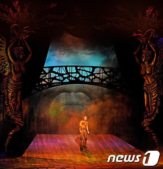 본문 이미지 - 배우 박은태가 서울 충무아트홀 대극장에서 열린 뮤지컬 &#39;프랑켄슈타인&#39;에서 열연하고 있다.&#40;충무아트홀 제공&#41;© News1 