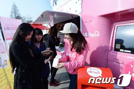 본문 이미지 - 지난 18일 서울 신촌 대학가에서 대학생들이 LG포켓포토를 체험하고 있다. LG전자는 '14년형 포켓포토'를 알리기 위해 이달 17일부터 내달 중순까지 전국 대학가에서 '포켓포토 이동카페'를 운영한다. (LG전자 제공) 2014.3.19/뉴스1 © News1 