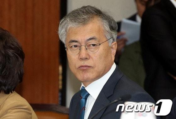 본문 이미지 - 문재인 민주당 의원이 19일 오전 서울 여의도 국회 기획재정위원회 전체회의장에서 열린 이주열 한국은행 총재 후보자 인사청문회에서 이 후보자의 답변 모습을 바라보고 있다. 2014.3.19/뉴스1 © News1 이광호 기자