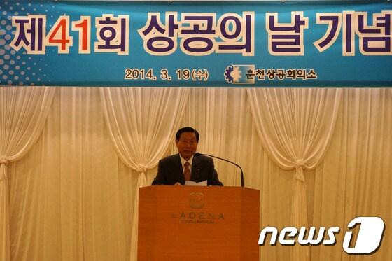 본문 이미지 - 19일 춘천 라데나리조트에서 '제41회 상공의 날 기념식'이 열린 가운데 전수산 회장이 기념사를 하고 있다.2014.3.19/뉴스1© News1 황준 기자   