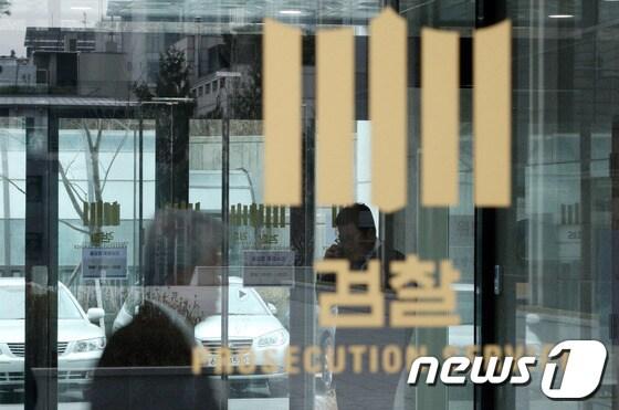 본문 이미지 - 서울시 공무원 간첩사건 증거조작 수사팀이 마련된 서울고검 로비에 관계자가 분주히 움직이고 있다. © News1 허경 기자