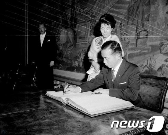 본문 이미지 - 정부는 박근혜 대통령의 독일 방문과 관련, 박정희 전 대통령이 1964년 12월 서독을 방문했을 때의 사진을 공개했다. 사진은 독일 본 시(市)를 방문해 방명록에 서명하는 박 전대통령 내외의 모습.(청와대 제공) 2014.3.19/뉴스1