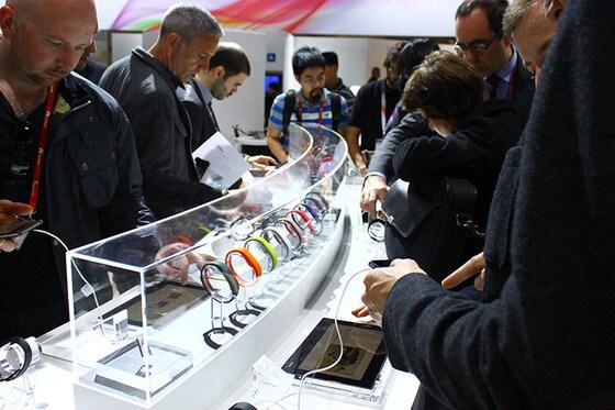 본문 이미지 - 지난 달 23~27일(현지시간) 스페인 바르셀로나에서 열린 '모바일 월드 콩그레스(MWC) 2014' 전시회내 마련된 소니의 웨어러블 스마트밴드 부스에 많은 사람들이 제품을 살펴보고 있다. 허재경기자 © News1  