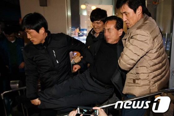 본문 이미지 - 2일 새벽 서울 강남구 압구정동의 한 제과점에서 인질극을 벌이던 한 남성이 경찰에 제압돼 연행되고 있다.1일 오후 9시30분부터 압구정역 3번 출구 인근의 한 제과점에서 흉기를 들고 난동을 피우며 손님을 상대로 인질극을 벌이던 신원 미상의 남성은 2일 새벽 0시12분께 경찰과 대치하다 체포돼 제과점을 빠져 나와 경찰서로 연행됐다. 이에 앞서 약 20분 전쯤 잡혀 있던 인질은 먼저 구출돼 제과점을 빠져 나와 병원으로 이송됐다. 2014.3.2/뉴스1 © News1   유승관 기자