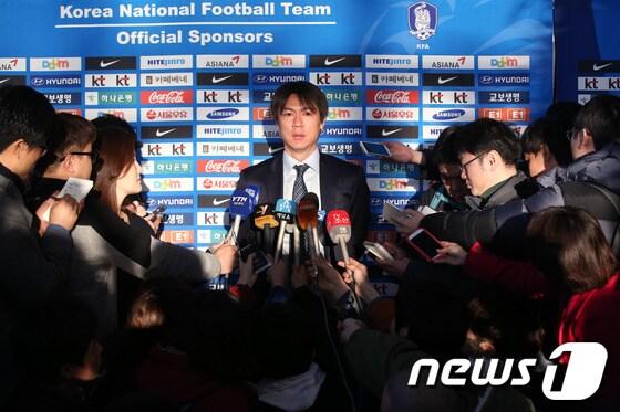 본문 이미지 - 축구대표팀 홍명보 감독이 2일 오전 인천국제공항에서 그리스와의 평가전을 위해 출국에 앞서 취재진의 질문에 답하고 있다. 2014.3.2/뉴스1 © News1   한재호 기자
