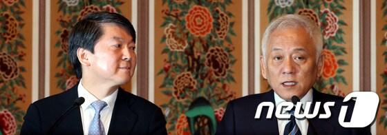 본문 이미지 - 김한길 민주당 대표와 안철수 새정치연합 창당준비위원회 중앙운영위원장이 2일 오전 서울 여의도 국회 사랑재에서 공동기자회견을 열고 