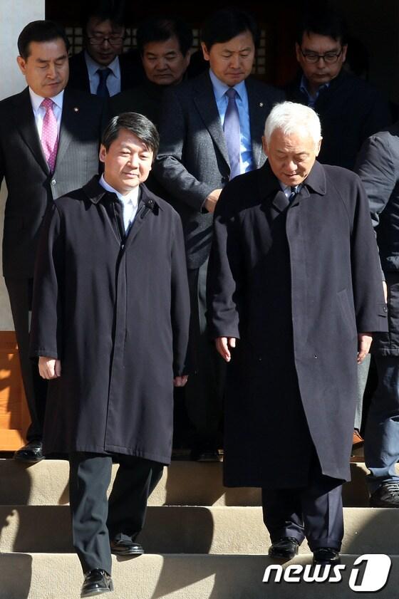 본문 이미지 - 김한길 민주당 대표와 안철수 새정치연합 중앙운영위원장이 2일 오전 서울 여의도 국회에서 공동기자회견을 마친뒤 사랑재를 함께 나서고 있다. 기자회견에서 김 대표와 안 위원장은 