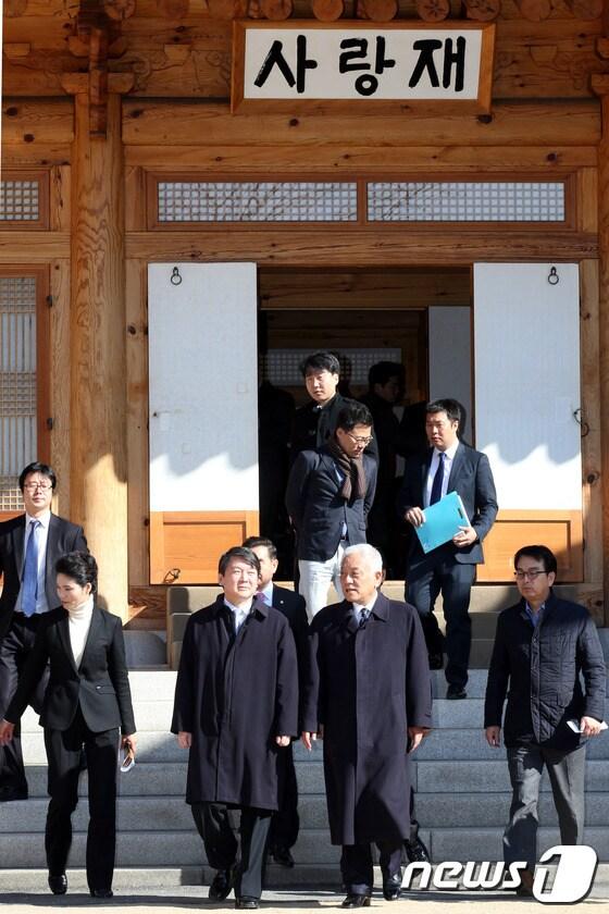 본문 이미지 - 김한길 민주당 대표와 안철수 새정치연합 중앙운영위원장이 2일 오전 서울 여의도 국회에서 공동기자회견을 마친뒤 사랑재를 함께 나서고 있다. 기자회견에서 김 대표와 안 위원장은 