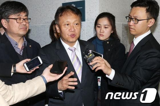 본문 이미지 - 민주당과 새정치연합이 제3지대 신당창당에 전격 합의한 2일 민주당 민병두 의원과 최원식 전략기획위원장이 국회 의원회관에서 열린 신당 창당 관련 정무기획단 회의에 참석하며 취재진의 질문에 답하고 있다. 2014.3.2/뉴스1 © News1 오대일 기자