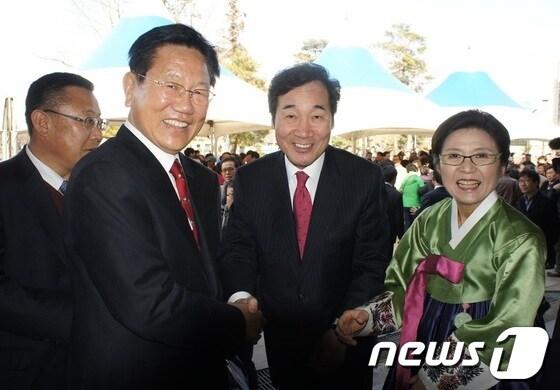 본문 이미지 - 이낙연 국회의원은 2일 오후 3시 순천대학교 체육관에서 '전남 땀으로 적시다'출판기념회를 개최했다. 이날 행사에는 손학규 전 민주당 대표, 우윤근 국회의원, 김승남 국회의원을 비롯한 정치인, 인근 지역 시장군수, 문학인, 예술인, 시민운동가 등 약 1만여명의 참석했다.2014.3.2/뉴스1/서순규 기자  © News1   서순규 기자