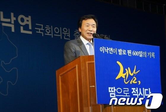 본문 이미지 - 이낙연 국회의원은 2일 오후 3시 순천대학교 체육관에서 '전남 땀으로 적시다'출판기념회를 개최했다. 이날 행사에는 손학규 전 민주당 대표, 우윤근, 이인영, 김승남 국회의원을 비롯한 정치인, 인근 지역 시장군수, 문학인, 예술인, 시민운동가 등 약 1만여명의 참석했다.2014.3.2/뉴스1/서순규 기자  © News1   서순규 기자