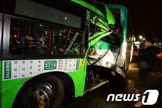 본문 이미지 - 지난 3월19일 밤 11시42분쯤 서울 송파구 방이동 송파구청 사거리 인근에서 달리던 시내버스가 신호를 기다리며 멈춰서있던 다른 시내버스를 뒤에서 들이받았다. © News1 정회성 기자