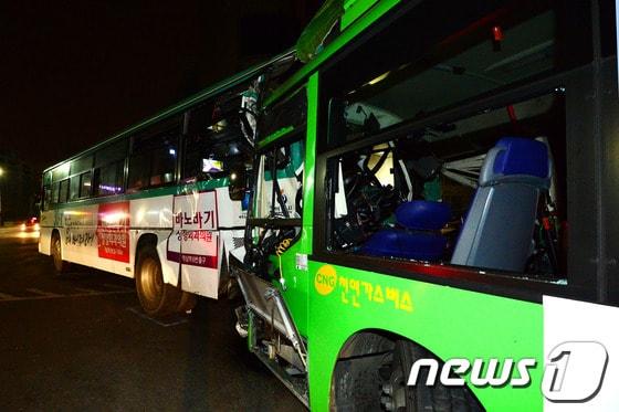 본문 이미지 - 19일 오후 11시45분께 서울 송파구 방이동 송파구청 사거리 인근에서 운행을 마치고 차고지로 향하던 시내버스가 신호를 기다리며 멈춰서있던 시외버스를 추돌했다.  © News1   정회성 기자