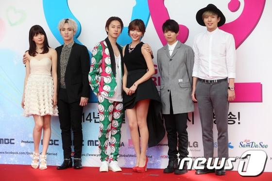 본문 이미지 - 일본모델 야기 아리사, 그룹 샤이니 키, 그룹 슈퍼주니어 김희철, 대만 아이돌 그룹 드림걸스 곽설부, 그룹 에프엑스 엠버, 그룹 테이스티 소룡(왼쪽부터)이 20일 오후 경기도 고양시 일산동구 MBC 드림센터에 열린 '우리 결혼했어요 세계판 시즌2' 기자간담회에 참석해 포토타임을 갖고 있다.  2014.3.20 /뉴스1 © News1   김보영 
