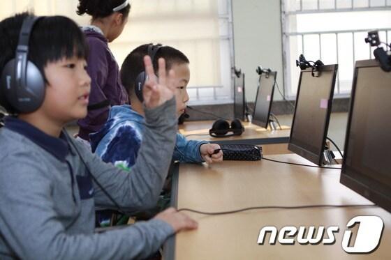 본문 이미지 - 충북 보은 세중초등학교는 3~6학년을 대상으로 1:1 원어민 화상영어교육을 실시한다고 21일 밝혔다.. 사진은 교육을 받고 있는 세중초 학생의 모습. 사진제굥=보은교육지원청 © News1  