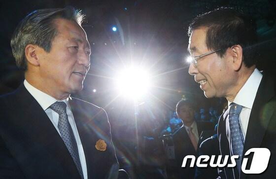 본문 이미지 - 박원순 서울시장과 정몽준 서울시장 예비후보가 21일 오전 서울 중구 을지로 동대문디자인플라자&#40;DDP&#41; 개관식에 참석해 인사를 나누고 있다. 2014.3.21 머니투데이/뉴스1 © News1 김보영 