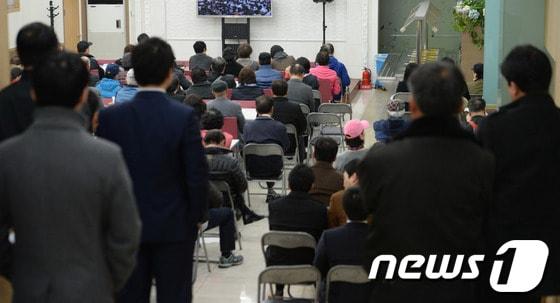 본문 이미지 - 동양그룹 관련 5개 회사의 제2차 관계인집회가 열린 21일 오전 서울 서초구 서울중앙지법 제3별관 식당에서 법정 수용인원 초과로 입장하지 못한 동양 피해자들이 모니터로 관계인집회를 방청하고 있다. 동양시멘트, 동양네트웍스 등 법정관리에 들어간 동양그룹 계열사를 대상으로 한 관계인집회는 관리인이 회생절차 개시의 사정, 업무 및 재산에 관한 사항 등을 보고하고, 조사위원이 조사결과를 보고하며, 이해관계인이 의견을 진술하는 절차다. 이날 집회에서 채무액의 3분의 2가 넘는 찬성표가 나오면 동양의 회생계획안은 의결된다. 2014.3.21/뉴스1 © News1   손형주 기자