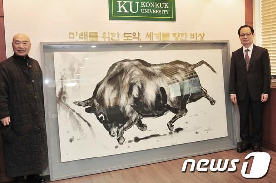 본문 이미지 - 이성근 화백(왼쪽)과 황소그림, 송희영 건국대 총장. (건국대 제공)  © News1  