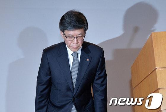 본문 이미지 - 하성민 SK 텔레콤 사장이 21일 오후 서울 을지로 SK T타워에서 SK 텔레콤 서비스 장애 피해보상 관련 기자회견을 열고 서비스 장애 고객에게 고개숙여 사과하고 있다.© News1   