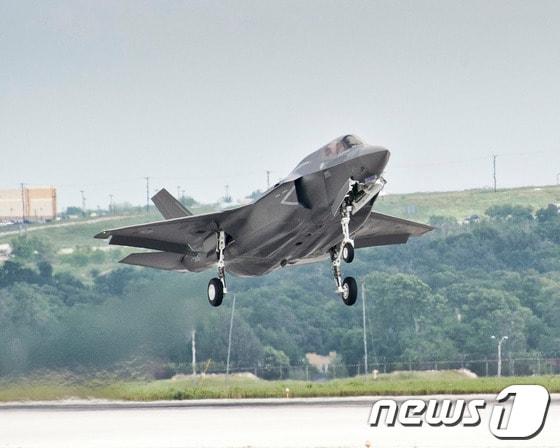본문 이미지 - 지난달 12일 미국 텍사스 포트워스에 위치한 록히드마틴 생산공장에서 F-35가 시험비행을 위해 이륙하고 있다. F35전투기는 자신은 보이지 않으면서 남을 먼저 보고 공격할 수 있는 스텔스 기능이 가장 큰 강점이다. &#40;록히드마틴 제공&#41; 2014.3.21/뉴스1 © News1 김보영 