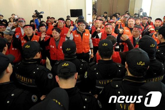 본문 이미지 - 폐광지역 개발지원에 관한 특별법 재정립 및 강원랜드 바로세우기 투쟁위원회(이하 투쟁위)가 21일 오후 강원도 정선군 강원랜드 컨벤션홀 입구에서 강원랜드 이사회를 저지하기 위해 구호를 외치고 있다.. 2014.3.21/뉴스1 © News1 윤창완 기자