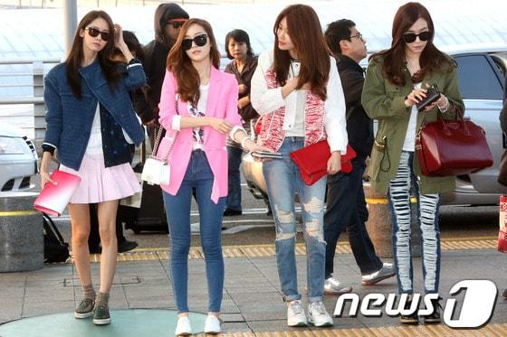 본문 이미지 - 그룹 소녀시대 윤아와 제시카, 수영, 티파니가 베트남에서 열리는 '2014 Korea HEC Festival in Vietnam' 콘서트에 참가하기 위해 22일 오전 인천국제공항을 통해 출국하고 있다. 2014.3.22스타뉴스/뉴스1 © News1   