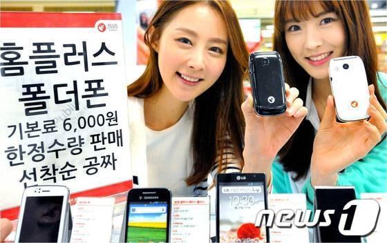 본문 이미지 - 23일 홈플러스 킨텍스점에서 모델들이 피처폰을 선보이고 있다. 홈플러스는 창립 15주년을 맞아 매장에서 플러스 모바일(홈플러스 알뜰폰) 3G 요금제 상품에 가입하면 자체 개발 피처폰을 무료로 제공하는 이벤트를 진행 중이다. /뉴스1 © News1   이동원 기자