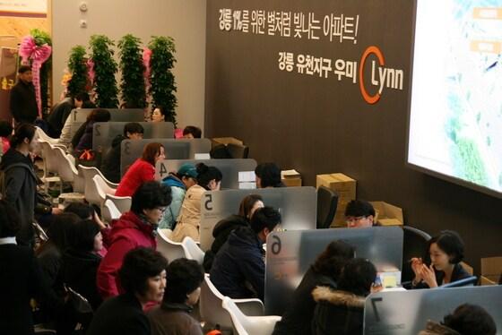 본문 이미지 - '강릉 유천 우미 린' 모델하우스를 방문한 고객들이 청약상담을 받고 있다/제공=우미건설© News1  