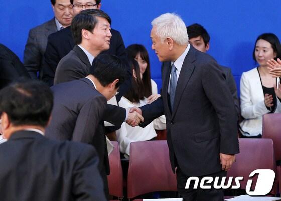 본문 이미지 - 야권 통합신당인 새정치민주연합 안철수&#40;사진 가운데 왼쪽&#41;·김한길 공동창당준비위원장. 2014.3.23/뉴스1 © News1   오대일 기자