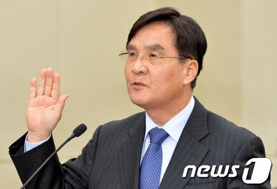 본문 이미지 - 강병규 안전행정부 장관 후보자가 24일 서울 여의도 국회에서 열린 안전행정위원회 전체회의 인사청문회에서 선서를 하고 있다. 2014.3.24/뉴스1 © News1 박세연 기자