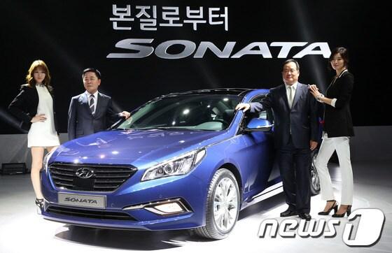 본문 이미지 - 24일 오전 서울 강남구 삼성동 코엑스에서 열린 현대자동차 LF소나타 신차발표회에서 김충호 사장(오른쪽)과 곽진 부사장(국내영업)이 자사의 간판 모델 7세대 신형 소나타(프로젝트명 LF)를 선보이고 있다.LF 소나타는 지난 2009년 YF쏘나타 출시 이후 5년 만에 풀체인지된 모델로 디자인 정체성인 '플루이딕 스컬프처 2.0'을 바탕으로 한층 정제되고 품격있는 디자인을 완성했다. 현대차는 