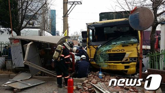 본문 이미지 - 25일 오전 11시 30분께 경기 안산시 단원구 신길동 코리아 써키트 2공장 사거리에서 8t화물차가 1t 탑차를 추돌한 뒤 미끄러지면 인근 공장 도시가스 배관시설 일부가 파손됐다. © News1  