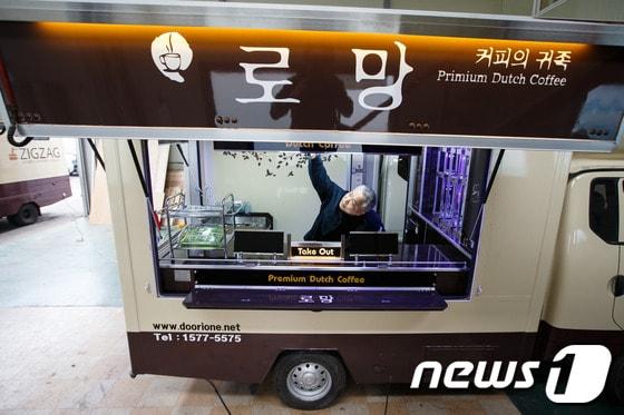 본문 이미지 - 25일 오후 인천시 남동공단 내 위치한 푸드트럭 제작사 '두리원FnF' 배영기 대표가 푸드트럭 막바지 작업을 하고 있다. 2014.3.25/뉴스1 © News1 유승관 기자