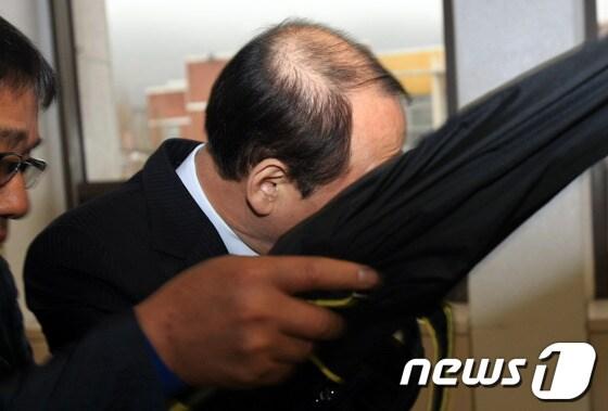 본문 이미지 - 취업사기 혐의로 1심에서 실형을 선고받고 보석으로 풀려난 허재호 전 대주그룹 회장의 동생&#40;61&#41;이 26일 광주지법에서 열린 항소심 첫 공판 후 법정을 빠르게 빠져나가고 있다. © News1 송대웅 기자