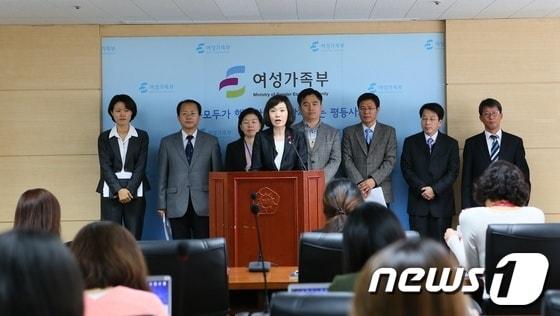 본문 이미지 - 이복실 여성가족부 차관이 26일 여가부 대회의실에서 외국인 여성 인권보호 강화 등 제35차 '성매매방지대책 추진점검단' 회의 결과를 발표하고 있다. (여성가족부 제공)© News1 