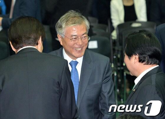 본문 이미지 - 문재인 민주당 의원이 26일 오후 서울 송파구 방이동 올림픽공원 올림픽홀에서 열린 새정치민주연합 중앙당 창당대회 참석하고 있다. 2014.3.26/뉴스1 © News1   박철중 기자