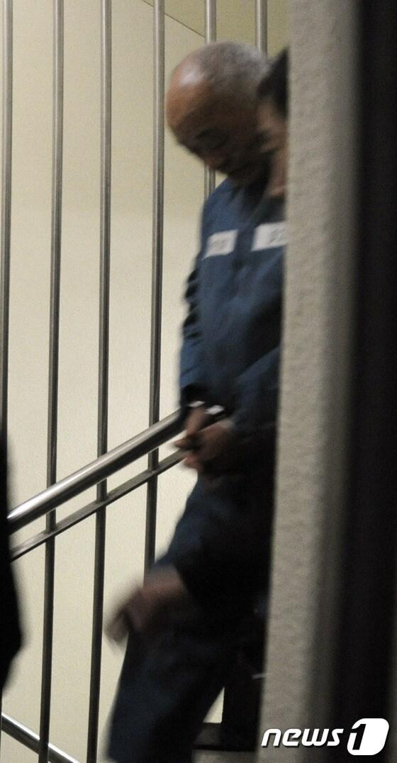 본문 이미지 - 일당 5억원 &#39;황제 노역&#39;이 중단된 허재호 전 대주그룹 회장이 26일 오후 광주지방검찰청에 소환돼 조사를 받고 교도소로 향하고 있다.2014.3.26/뉴스1  © News1   김태성 기자